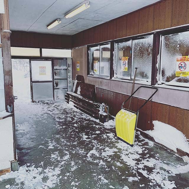冬の千年駅の待合室