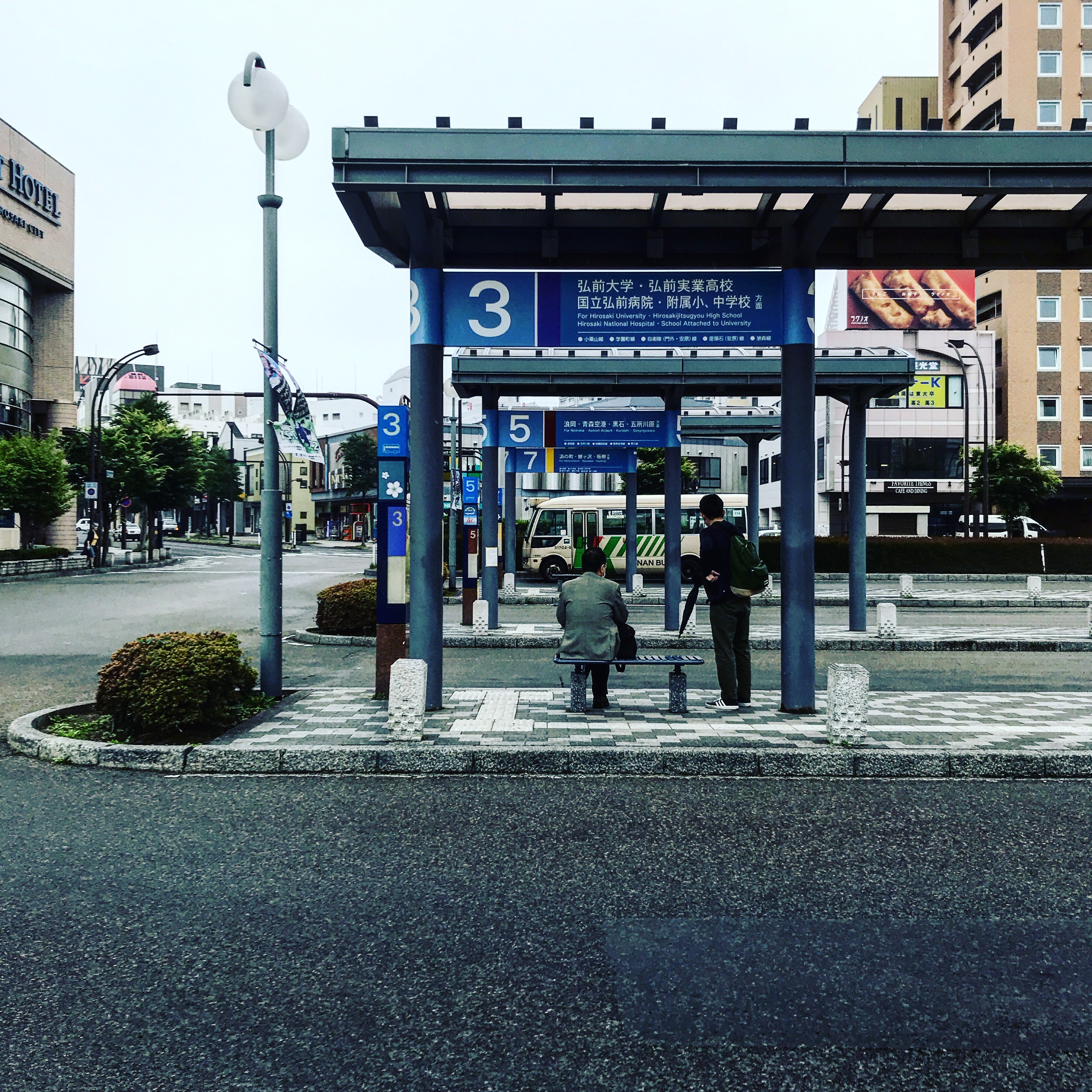 弘前駅前のバス停