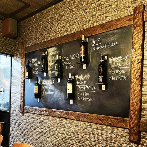 faroの内観のワインが掛けられている黒板