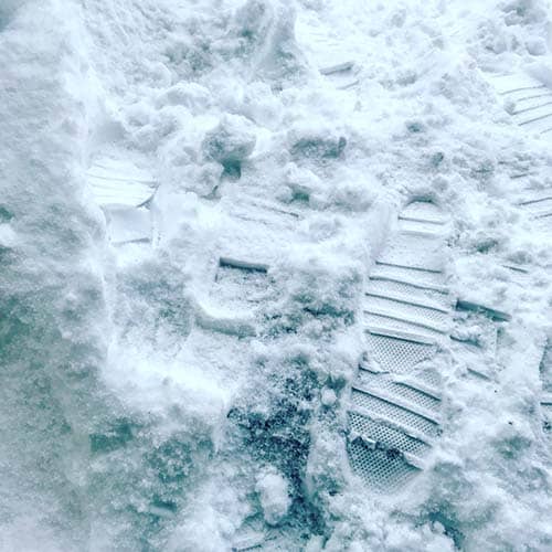足跡のついた雪の風景